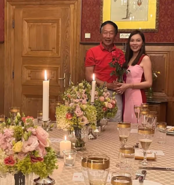 富士康老闆結婚14周年,在紀念亡妻的古堡,與二婚妻子開派對慶祝