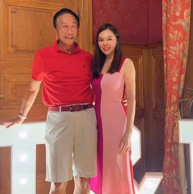 富士康老闆結婚14周年,在紀念亡妻的古堡,與二婚妻子開派對慶祝