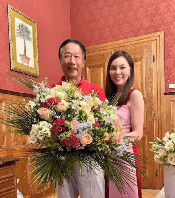 富士康老闆結婚14周年,在紀念亡妻的古堡,與二婚妻子開派對慶祝