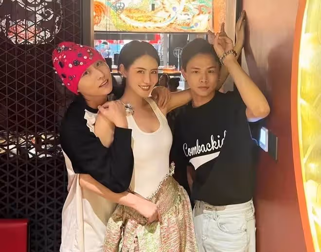 成龍與美女網紅現身餐廳,被曝吃三碗飯胃口好,女方穿背心秀身材