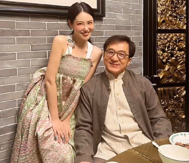 成龍與美女網紅現身餐廳,被曝吃三碗飯胃口好,女方穿背心秀身材