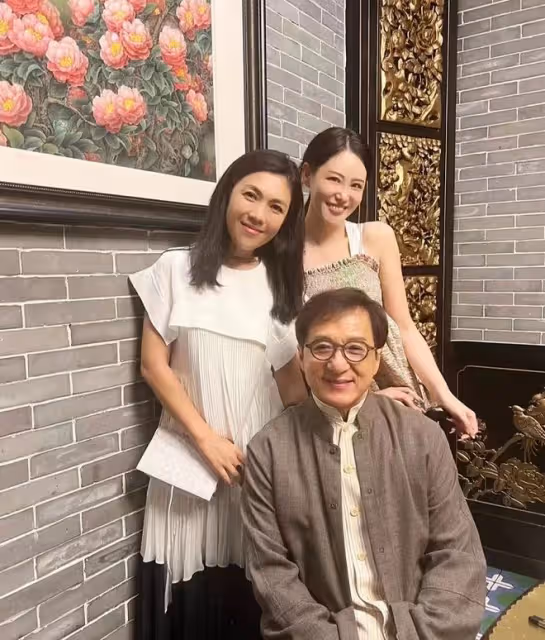 成龍與美女網紅現身餐廳,被曝吃三碗飯胃口好,女方穿背心秀身材
