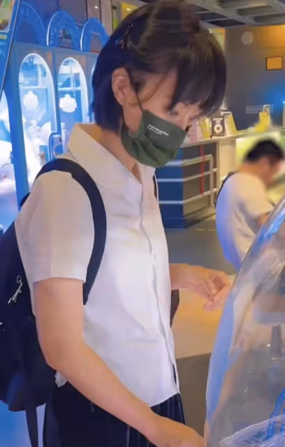 孫儷低調現身電玩城無人識,專心抓娃娃似少女,與鄧超依偎秀恩愛