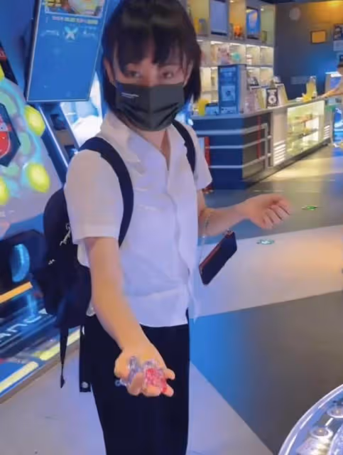 孫儷低調現身電玩城無人識,專心抓娃娃似少女,與鄧超依偎秀恩愛