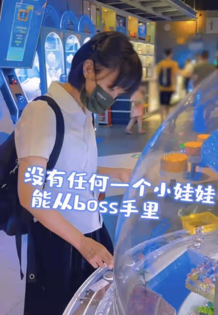 孫儷低調現身電玩城無人識,專心抓娃娃似少女,與鄧超依偎秀恩愛