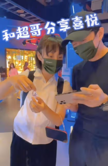 孫儷低調現身電玩城無人識,專心抓娃娃似少女,與鄧超依偎秀恩愛