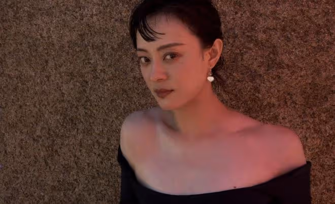 孫儷低調現身電玩城無人識，專心抓娃娃似少女，與鄧超依偎秀恩愛