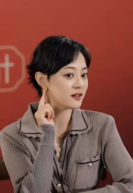 孫儷低調現身電玩城無人識，專心抓娃娃似少女，與鄧超依偎秀恩愛