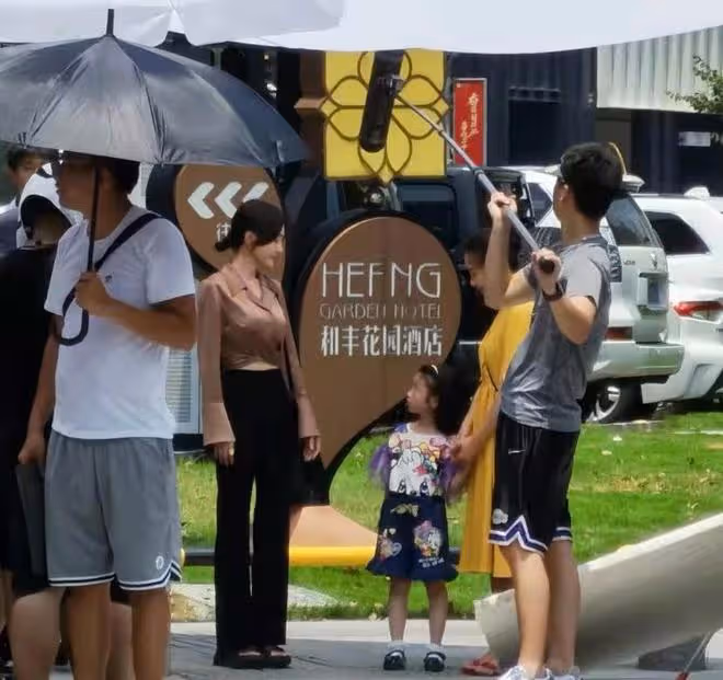 43歲秦嵐拍戲被偶遇，小蠻腰微露長腿矚目，身形瘦削如紙片人