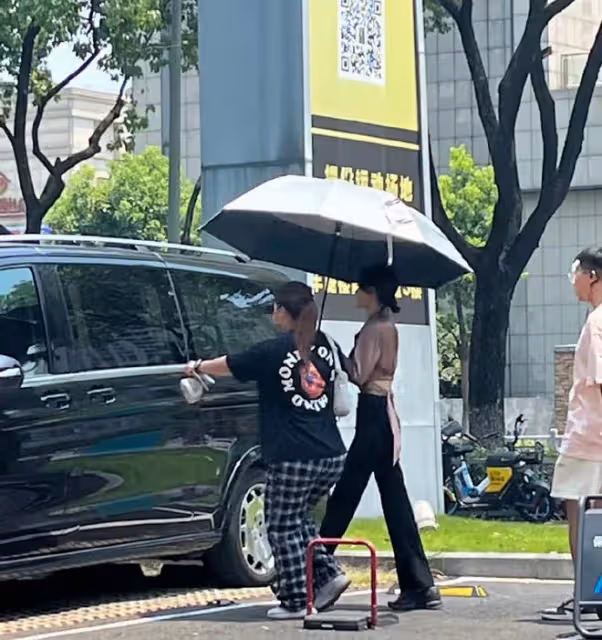 43歲秦嵐拍戲被偶遇，小蠻腰微露長腿矚目，身形瘦削如紙片人