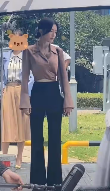 43歲秦嵐拍戲被偶遇，小蠻腰微露長腿矚目，身形瘦削如紙片人