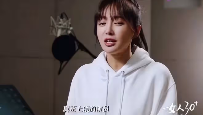 43歲秦嵐拍戲被偶遇,小蠻腰微露長腿矚目,身形瘦削如紙片人