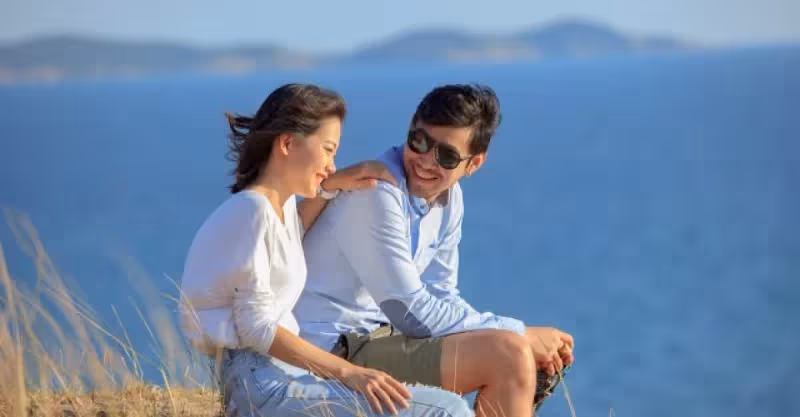 小叔子請客讓嫂子出錢買海鮮做熟，嫂子買完帶回娘家：我不是你媽