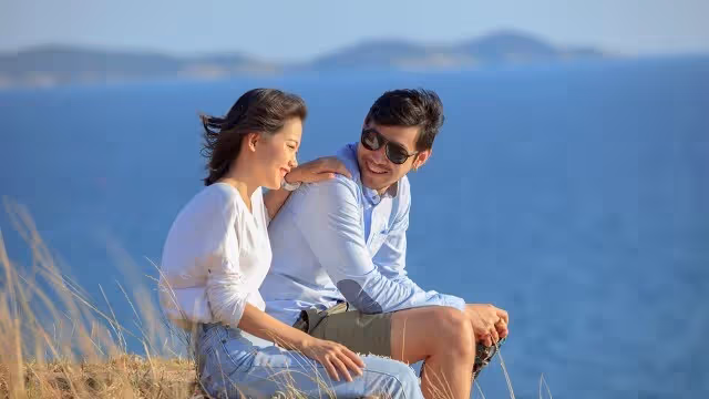 小叔子請客讓嫂子出錢買海鮮做熟，嫂子買完帶回娘家：我不是你媽