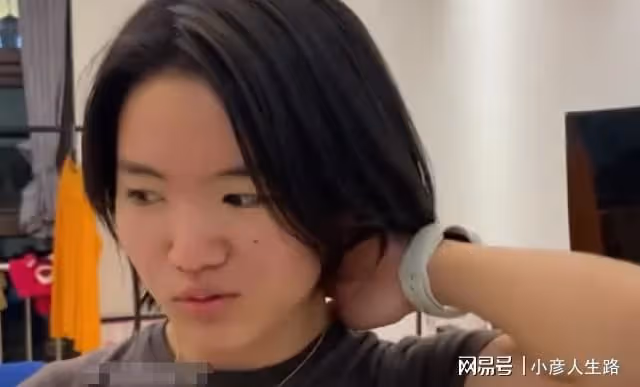 李勒優戴名牌項鍊和手錶,被批忘本引熱議,崔晉霸氣回懟