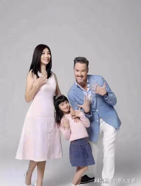 黃嘉千害怕夏克立,曾經在加拿大發生肢體衝突,脖子上有傷痕
