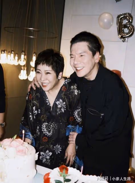 陳嵐親自火線回應,向佐出軌跟美女聊天:假的,我找律師去起訴