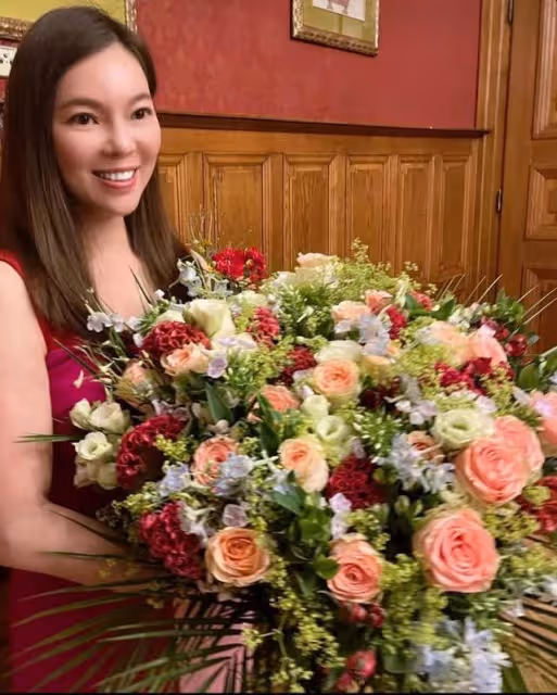 富士康老闆娘曬照慶結婚14周年,宴席低調奢華,獲郭台銘親手獻花