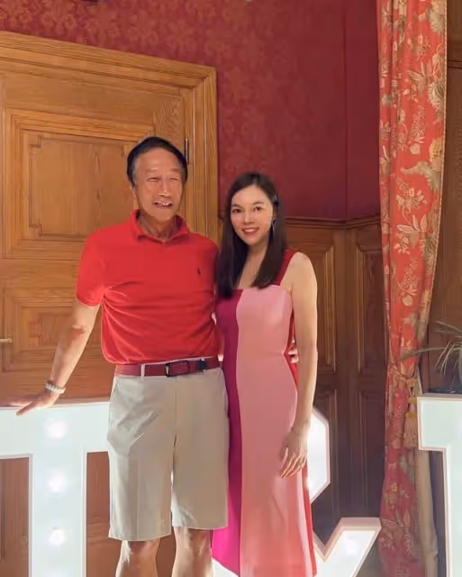 富士康老闆娘曬照慶結婚14周年,宴席低調奢華,獲郭台銘親手獻花