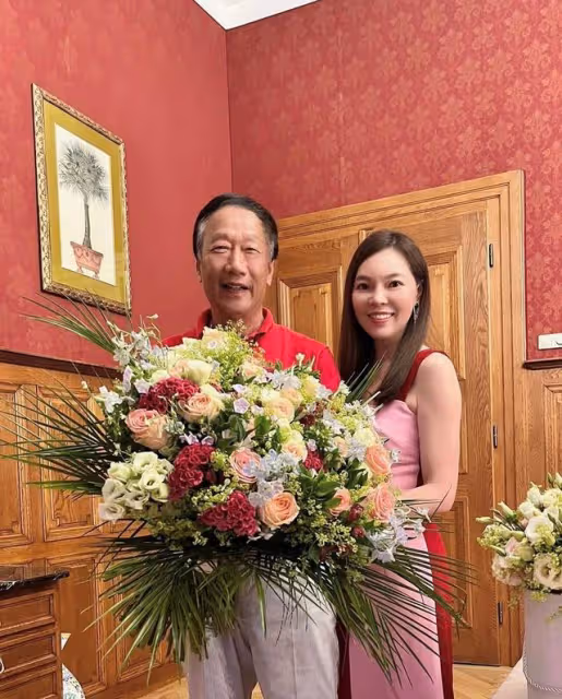 富士康老闆娘曬照慶結婚14周年,宴席低調奢華,獲郭台銘親手獻花