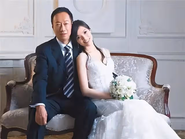 富士康老闆娘曬照慶結婚14周年,宴席低調奢華,獲郭台銘親手獻花