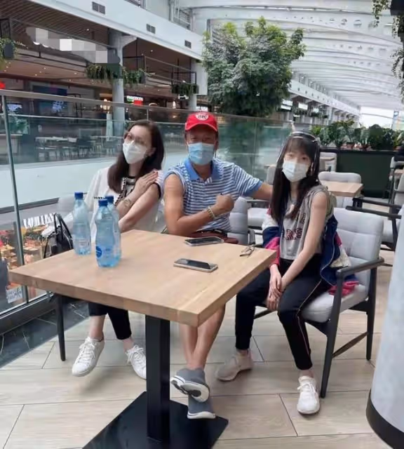 富士康老闆娘曬照慶結婚14周年,宴席低調奢華,獲郭台銘親手獻花