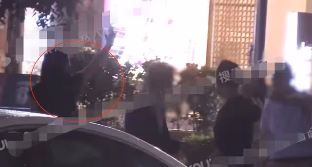 汪小菲與新歡外出聚餐,同回家心情好,曾直播痛哭稱前妻不讓見娃