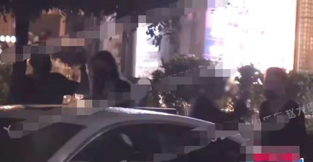 汪小菲與新歡外出聚餐,同回家心情好,曾直播痛哭稱前妻不讓見娃