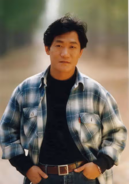 59歲歌手謝東酒店商演翻車,賣力唱跳被指跑調,主動向觀眾討掌聲