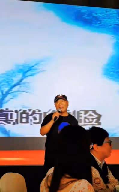 59歲歌手謝東酒店商演翻車,賣力唱跳被指跑調,主動向觀眾討掌聲