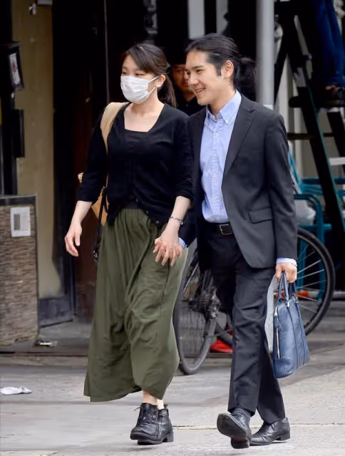 真子公主的老公小室圭亮相,穿格紋襯衫扎馬尾辮挺個性,變帥了