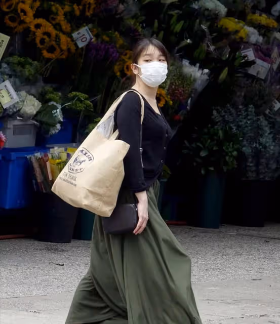 真子公主的老公小室圭亮相,穿格紋襯衫扎馬尾辮挺個性,變帥了