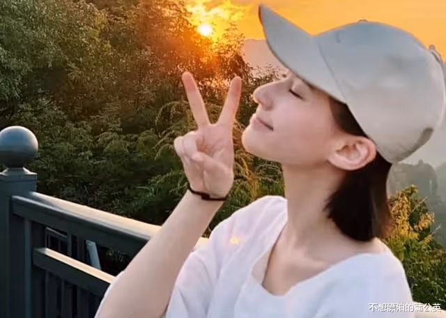 賭王千金何超蓮和男友游灕江，竇驍寵溺比心
