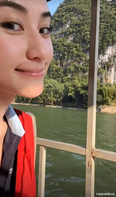 賭王千金何超蓮和男友游灕江，竇驍寵溺比心