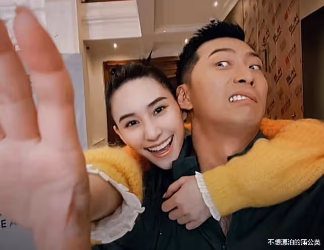 賭王千金何超蓮和男友游灕江，竇驍寵溺比心