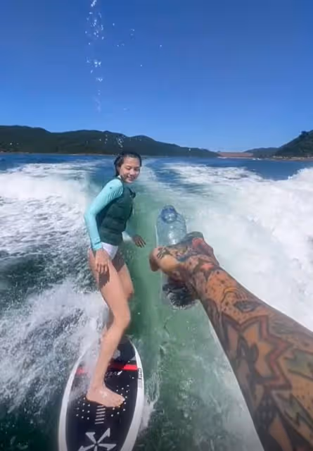性感女星周秀娜海上衝浪 腿太瘦內側凹一塊