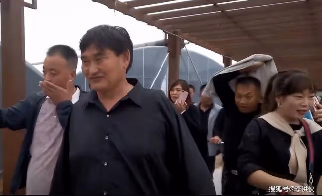 大衣哥缺錢娶兒媳?直播首秀十分鐘賣10萬袋大米