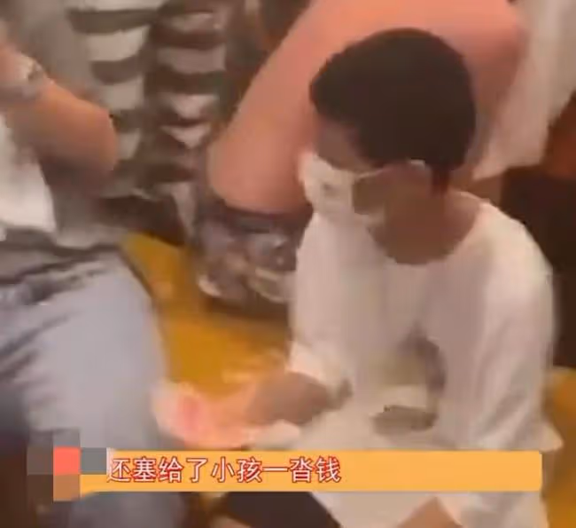 知名歌手演出中狂撒錢 瞬間撒光10萬
