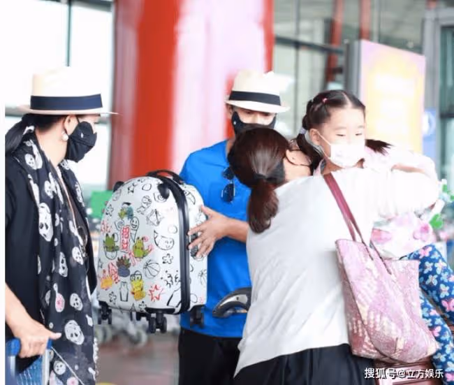 趙文卓一家5口現身 女兒身材似爸爸