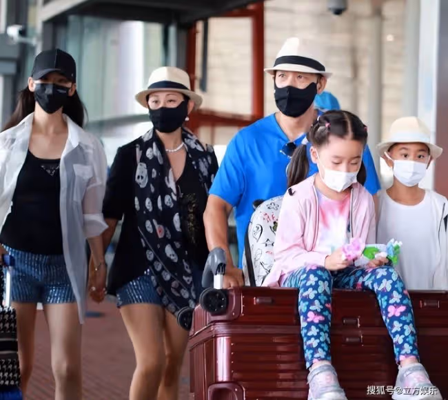趙文卓一家5口現身 女兒身材似爸爸