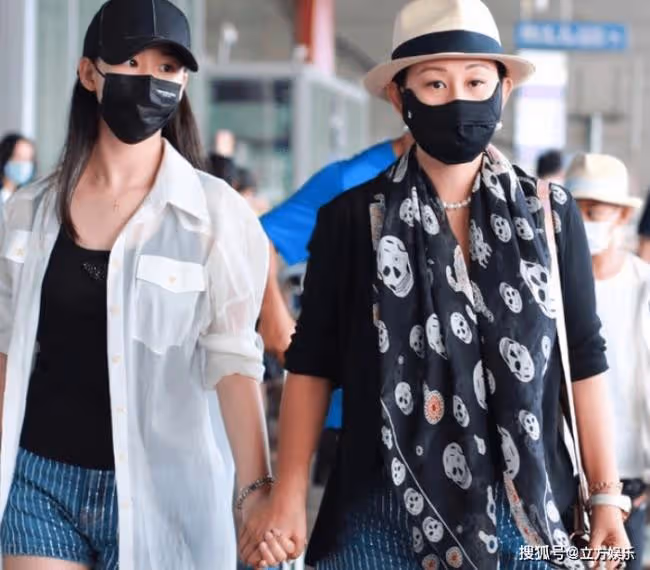 趙文卓一家5口現身 女兒身材似爸爸