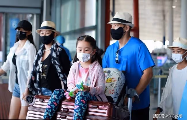 趙文卓一家5口現身 女兒身材似爸爸