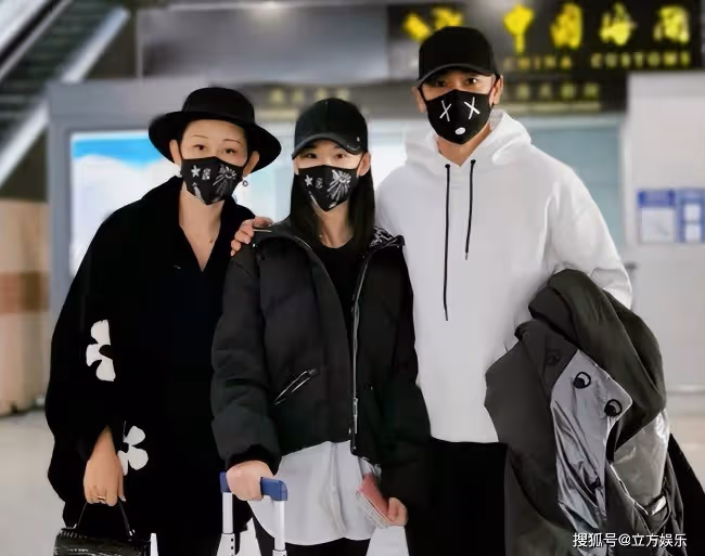趙文卓一家5口現身 女兒身材似爸爸