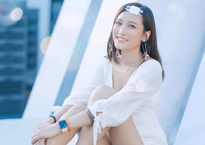 31歲港星被燈砸破頭!血流滿面衣領被染紅,緊急送醫後仍堅持拍戲