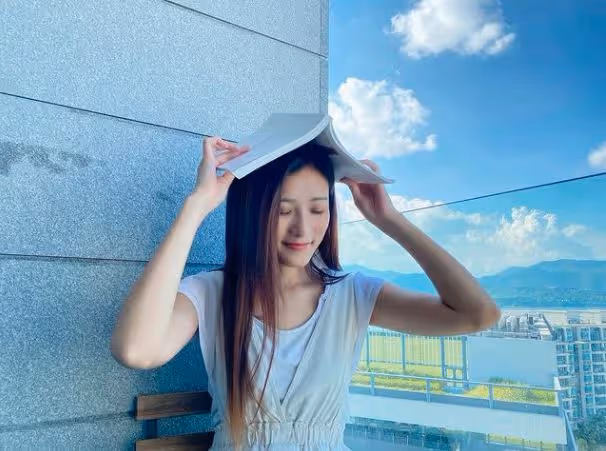 31歲港星被燈砸破頭!血流滿面衣領被染紅,緊急送醫後仍堅持拍戲