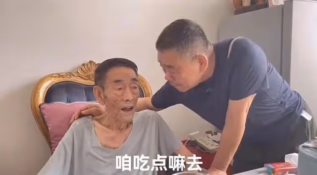 90歲楊少華近況堪憂!瘦骨嶙峋手臂似枯枝,說話吐詞不清表情呆滯