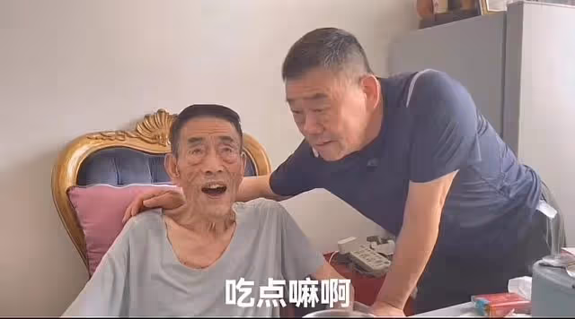 90歲楊少華近況堪憂!瘦骨嶙峋手臂似枯枝,說話吐詞不清表情呆滯
