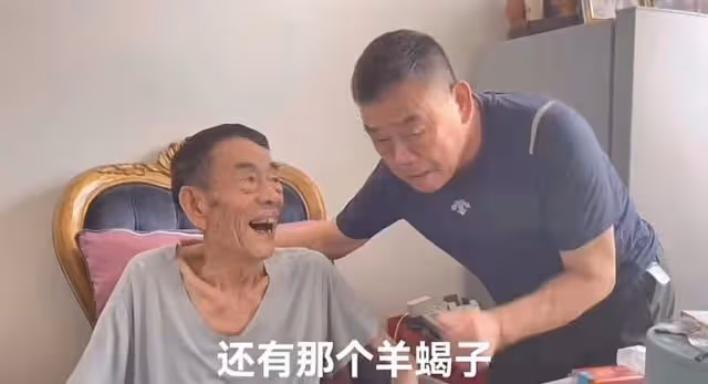 90歲楊少華近況堪憂!瘦骨嶙峋手臂似枯枝,說話吐詞不清表情呆滯