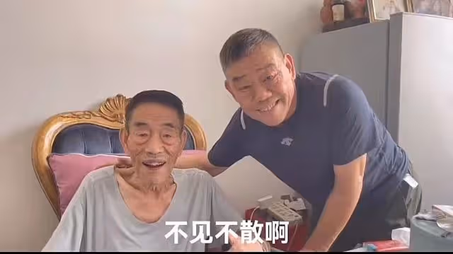 90歲楊少華近況堪憂!瘦骨嶙峋手臂似枯枝,說話吐詞不清表情呆滯