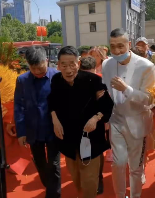90歲楊少華近況堪憂!瘦骨嶙峋手臂似枯枝,說話吐詞不清表情呆滯